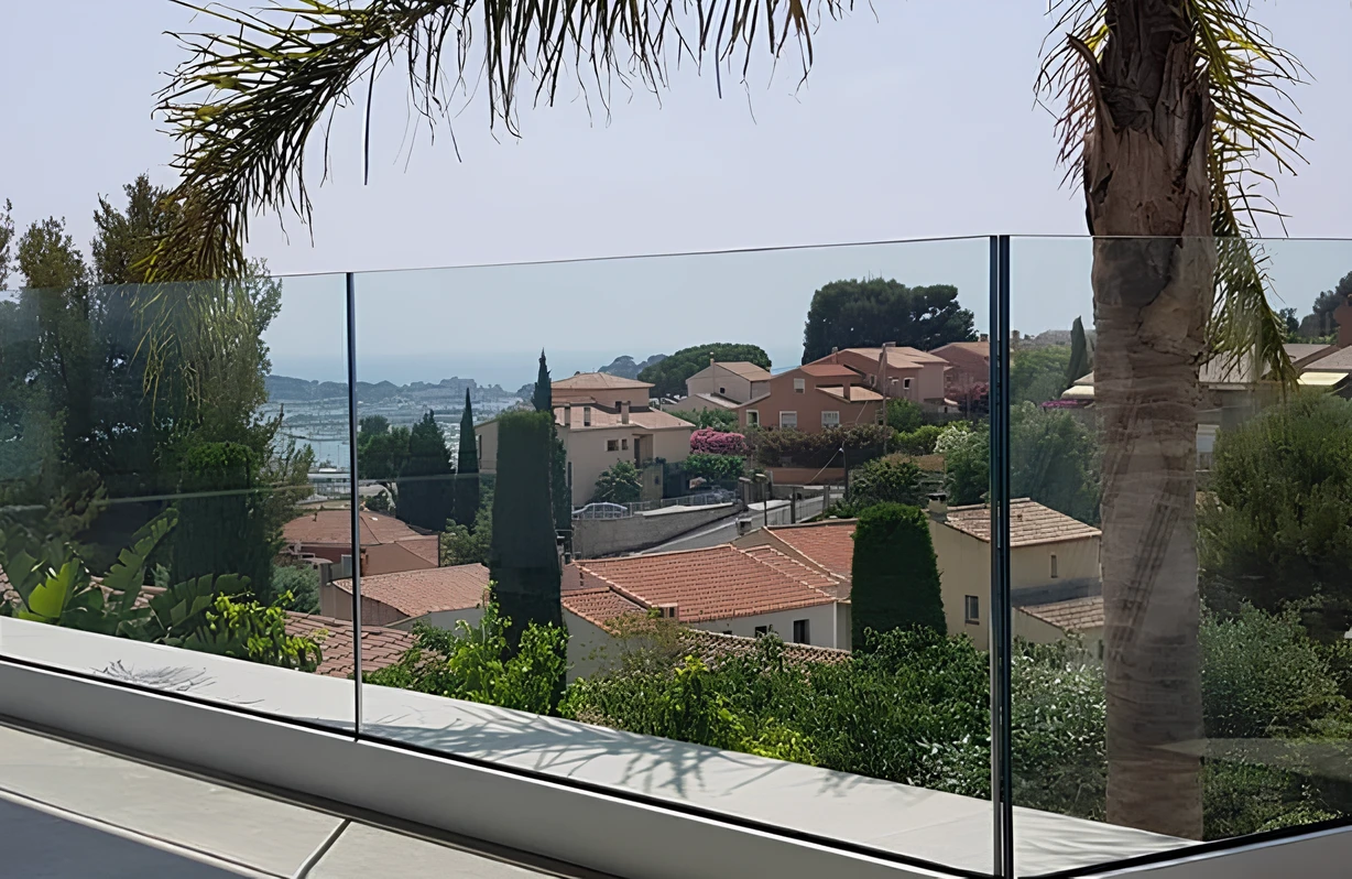 Commander un garde-corps en verre sur mesure avec Megalux France